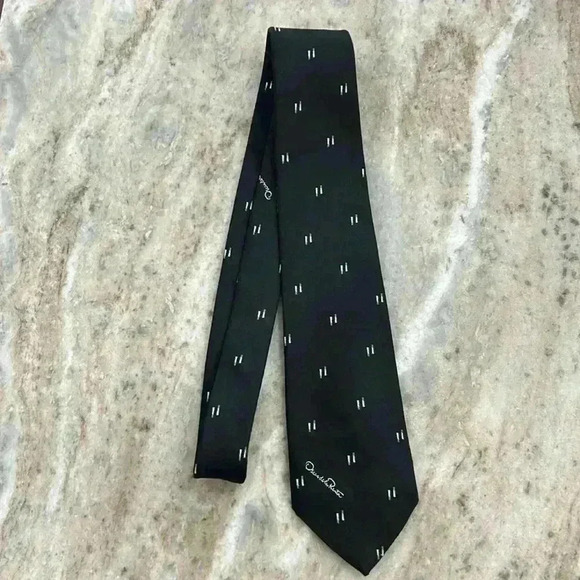 Oscar de la Renta Vintage Tie Beautiful Black with gray rectangular design. - Picture 2 of 16